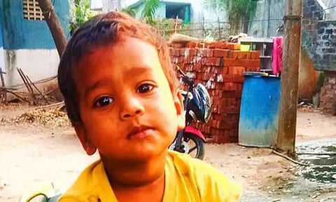 விளையாடிக் கொண்டிருந்தபோது பரிதாபம்: கிணற்றில் தவறி விழுந்து 2 வயது குழந்தை பலி