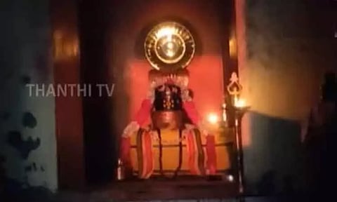 காரைக்குறிச்சி பசுபதீஸ்வரர் ஆலயத்தில் சிவலிங்கத்தின் மீது சூரிய ஒளி பட்டு பிரகாசித்த கருவறை