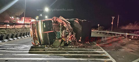 தொப்பூர் கணவாயில்லாரி கவிழ்ந்து டிரைவர்கள் 2 பேர் காயம்