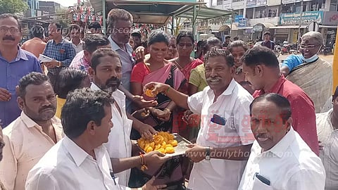 அ.தி.மு.க.வினர் இனிப்பு வழங்கி கொண்டாட்டம்