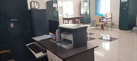 சரியான நேரத்திற்கு அதிகாரிகள் வராததால்வெறிச்சோடி கிடக்கும் கல்வராயன்மலை தாலுகா அலுவலகம்