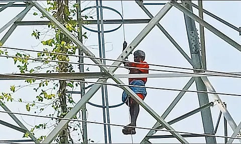 ஆக்கிரமிப்புகளை அகற்றக்கோரி செல்போன் கோபுரத்தில் ஏறி விவசாயி போராட்டம்