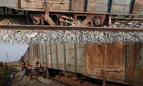 ராயக்கோட்டை அருகே சரக்கு ரெயிலின் 6 பெட்டிகள் தடம் புரண்டு விபத்து..!