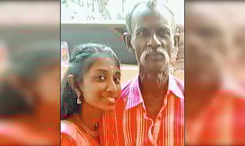 திருவொற்றியூரில் தந்தை இறந்த சோகத்திலும் 10-ம் வகுப்பு தேர்வு எழுதிய மாணவி - ஆசிரியர்கள், சக மாணவிகள் ஆறுதல்