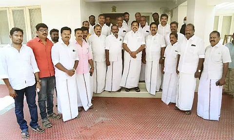 அமமுகவில் இருந்து நீக்கப்பட்ட சேகர் அதிமுகவில் இணைந்தார்..!