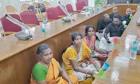 ஜெயங்கொண்டம் நகராட்சி கூட்டத்தில் அ.தி.மு.க.- பா.ம.க. கவுன்சிலர்கள் உள்ளிருப்பு போராட்டம்