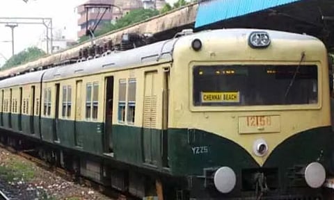 காஞ்சீபுரத்தில் உயர் அழுத்த மின்கம்பி அறுந்து விழுந்ததால் ரெயில் சேவை பாதிப்பு