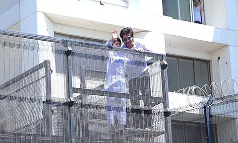 வீட்டுக்கு வெளியே குவிந்த ரசிகர்கள்; மகனுடன் ரம்ஜான் வாழ்த்து கூறிய நடிகர் ஷாருக் கான்