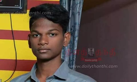 கால்வாயில் மோட்டார் சைக்கிள் பாய்ந்து பிளஸ்-1 மாணவர் பலி