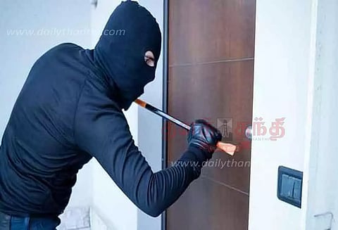 வீட்டை உடைத்து சங்கிலி- செல்போன் திருட்டு