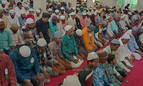 பள்ளிவாசல்களில் சிறப்பு தொழுகை