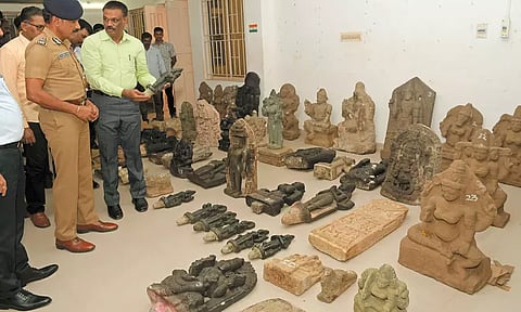 சென்னை ராஜா அண்ணாமலைபுரத்தில் வீட்டில் பதுக்கிய 55 சாமி கற்சிலைகள் மீட்பு