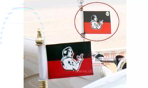 மாநாட்டு திடலில் கட்டப்பட்டுள்ளது அ.தி.மு.க. கொடியா? புதிய கொடியா?