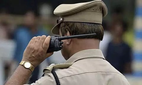 செல்போன் திருடனைப் பிடிக்க ஓடும் ரெயிலில் இருந்து குதித்த பெண்