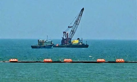 நெம்மேலியில் கடல்நீரை குடிநீராக்கும் ஆலை: கடல்நீரை கொண்டு செல்ல கடலில் குழாய் பதிக்கும் பணிகள் தீவிரம்