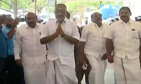 கர்நாடக தேர்தல்: ஓ.பி.எஸ். தரப்பு வேட்பாளர் விளக்கமளிக்க தேர்தல் ஆணையம் நோட்டீஸ்