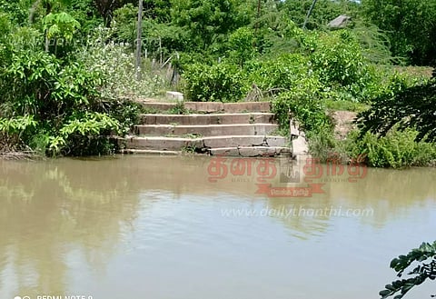 சேதமடைந்த படித்துறையை அகற்றிவிட்டு புதிதாக கட்டித்தர வேண்டும்