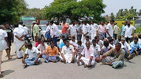 ஊர் பணத்தை கையாடல் செய்தவர்கள் மீது நடவடிக்கை கோரிகிராம மக்கள் சாலை மறியல்போலீசார் பேச்சுவார்த்தை