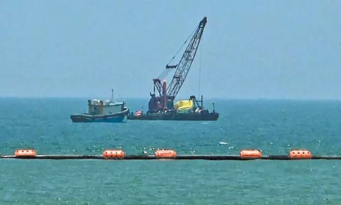 நெம்மேலியில் கடல்நீரை குடிநீராக்கும் ஆலை மூலம் கடல்நீரை கொண்டு செல்ல கடலில் குழாய் பதிக்கும் பணி