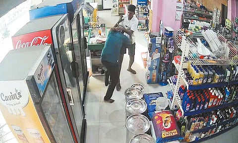 சூப்பர் மார்க்கெட்டுக்குள் புகுந்து தி.மு.க. முன்னாள் ஊராட்சி மன்ற தலைவர் மகன் மீது சரமாரி தாக்குதல்