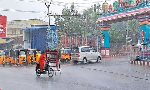 திருத்தணியில் சூறாவளி காற்றுடன் பலத்த மழை