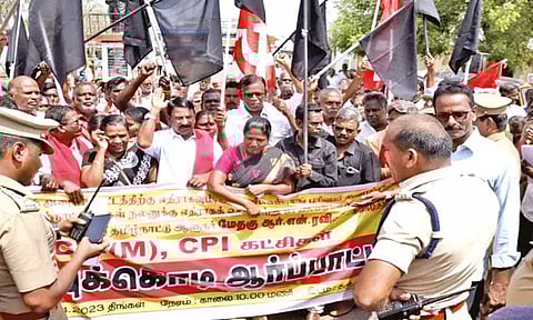 கவர்னர் வருகைக்கு எதிர்ப்பு தெரிவித்து தஞ்சையில், கம்யூனிஸ்டு கட்சியினர் கருப்புக்கொடி ஆர்ப்பாட்டம்