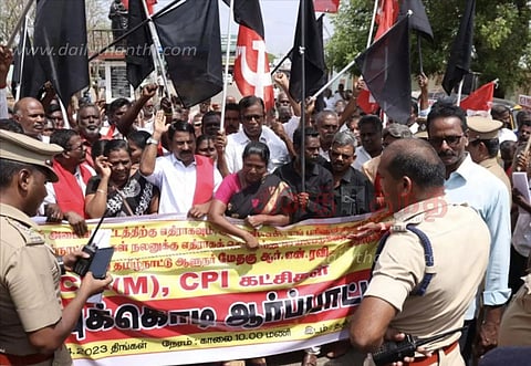 தஞ்சையில், கம்யூனிஸ்டு கட்சியினர் கருப்புக்கொடி ஆர்ப்பாட்டம்