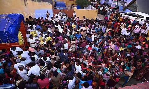 அமைச்சர் தலைமையில் நடந்த நிகழ்ச்சியில்நலத்திட்ட உதவிகளை பெறுவதற்காக குவிந்த மக்கள்;கூட்டத்தை கட்டுப்படுத்த முடியாமல் போலீசார் திணறல்