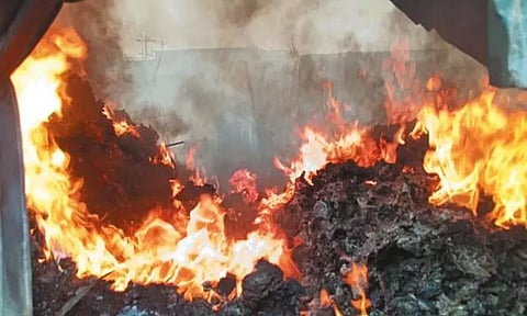 செங்குன்றம் அருகே பிளாஸ்டிக் குடோனில் பயங்கர தீ விபத்து - 10 மணிநேரம் போராடி தீயை அணைத்தனர்