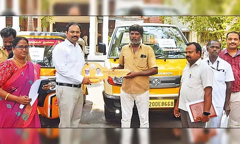 மக்கள் குறைதீர்க்கும் நாள் கூட்டத்தில் பயனாளிகளுக்கு ரூ.10 லட்சத்தில் நலத்திட்ட உதவிகள் - கலெக்டர் வழங்கினார்