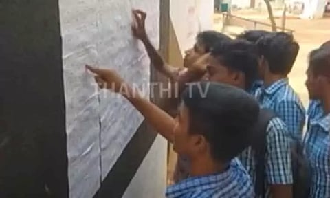 பள்ளிக்கல்வித்துறையின் 'எமிஸ்' இணையதளம் 5 ஆண்டுகளாக முறையாக பயன்படுத்தப்படவில்லை - சி.ஏ.ஜி. அறிக்கை