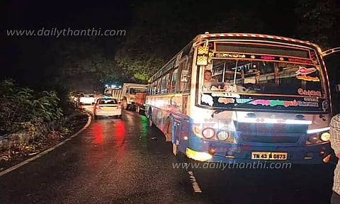 4 மணி நேரம் போக்குவரத்து பாதிப்பு