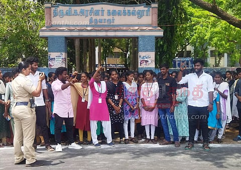 இந்திய மாணவர் சங்கத்தினர் ஆர்ப்பாட்டம்