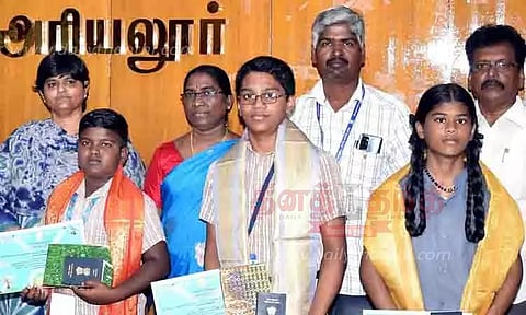 வெளிநாட்டு கல்வி சுற்றுப்பயணத்திற்கு செல்லும் அரசு பள்ளி மாணவர்கள்