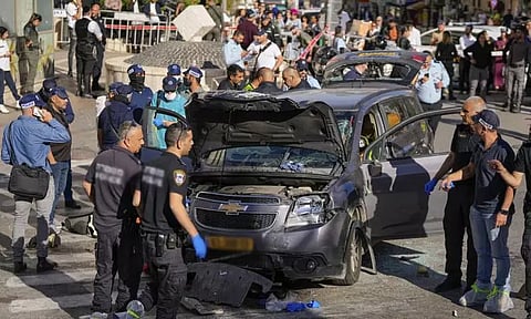 இஸ்ரேலில் மக்கள் மீது காரை மோதி தாக்குதல்; 5 பேர் படுகாயம்