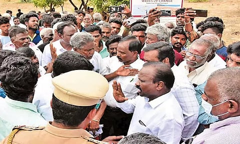 மாமல்லபுரம் அருகே ஆளவந்தார் அறக்கட்டளை நிலத்தில் கோவில், வீடுகளை அகற்ற மீனவர்கள் எதிர்ப்பு