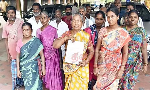 அடிப்படை வசதிகள் செய்து தரக்கோரிகலெக்டர் அலுவலகத்தில் பொதுமக்கள் மனு