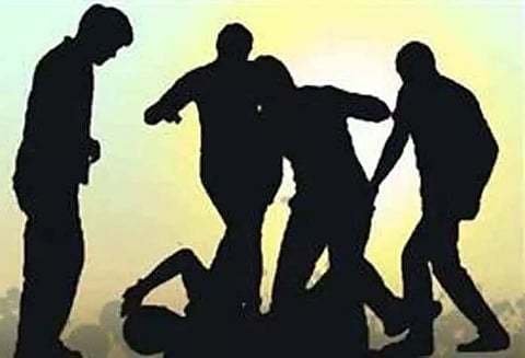 தகராறை தட்டிக்கேட்ட வாலிபருக்கு அடி-உதை