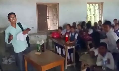 மேற்கு வங்காளத்தில் பரபரப்பு: பள்ளி வகுப்பறைக்குள் துப்பாக்கியுடன் நுழைந்தவர் கைது