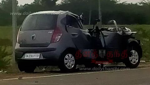 கார் மீது டேங்கர் லாரி மோதியதில் 4 பேர் படுகாயம்