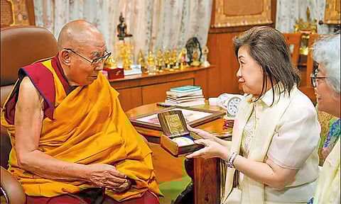 தலாய்லாமாவுக்கு மகசேசே விருது - 64 ஆண்டுகளுக்குப் பிறகு நேரில் வழங்கப்பட்டது