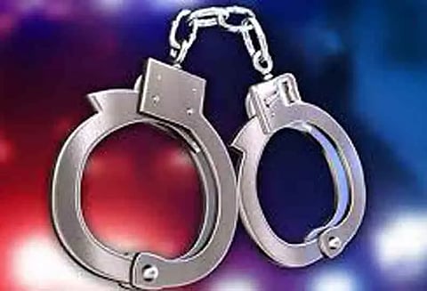 கல்லூரி மாணவிக்கு பாலியல் தொல்லை தலைமறைவாக இருந்த பேராசிரியர் கைது