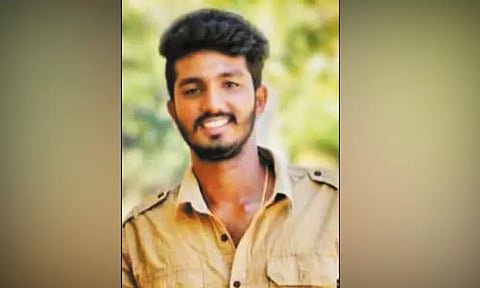 மின்சார ரெயிலில் இருந்து தவறி விழுந்த நண்பரை காப்பாற்ற முயன்றவர் ரெயிலில் அடிபட்டு சாவு