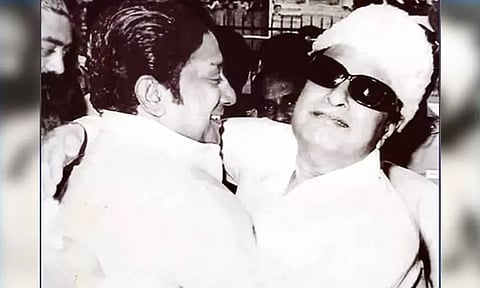 கட்டித்தழுவிய எம்.ஜி.ஆர்., சிவாஜி