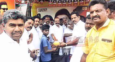 தி.மு.க. சார்பில் நீர்மோர் பந்தல் அமைச்சர் கே.ஆர்.பெரியகருப்பன் திறந்து வைத்தார்