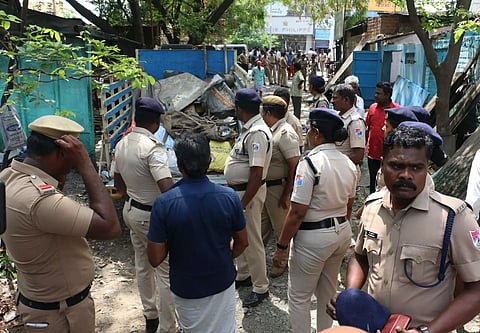 பலத்த போலீஸ் பாதுகாப்புடன் 64 கட்டிடங்கள் இடித்து தரைமட்டம்