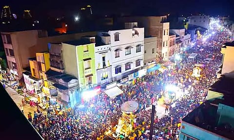 பக்தர்கள் வெள்ளத்தில் மீனாட்சி-சுந்தரேசுவரர் உலா