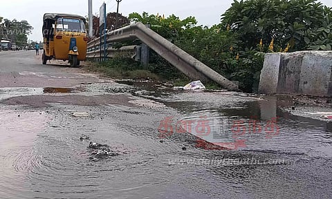 குழாயில் ஏற்பட்ட உடைப்பால் வீணாகும் குடிநீர்
