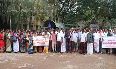 நெல்லையில் அரசு ஊழியர்கள் ஆர்ப்பாட்டம்