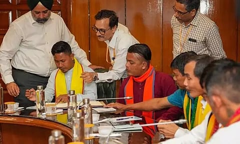 அமித்ஷா முன்னிலையில் அசாம் பயங்கரவாத இயக்கத்துடன் முத்தரப்பு ஒப்பந்தம்